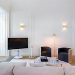 WHome | Av. da Liberdade Deluxe Apartment w/ S-Pool, Gym&Parking
